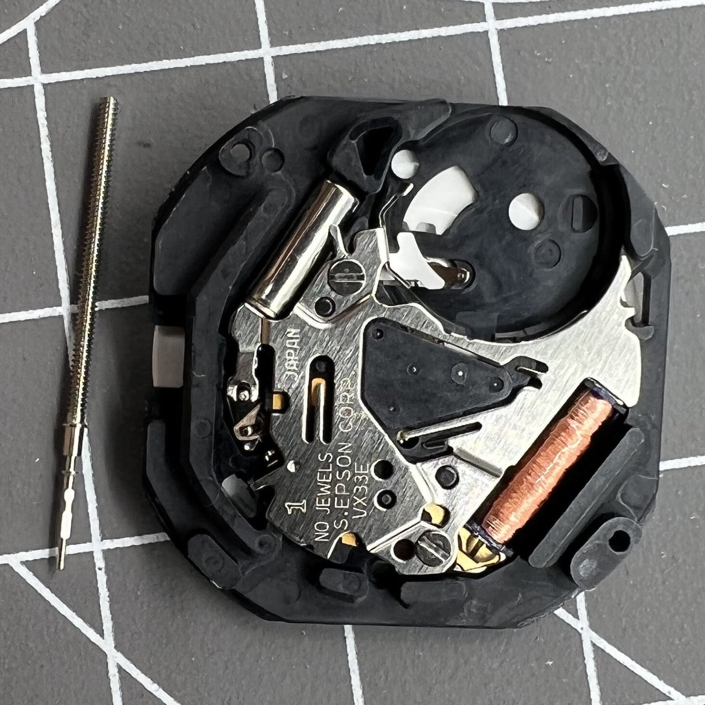 Japan Made VX33E quartz watch movement displaying single calendar, perfect for accurate timekeeping in watch accessories.