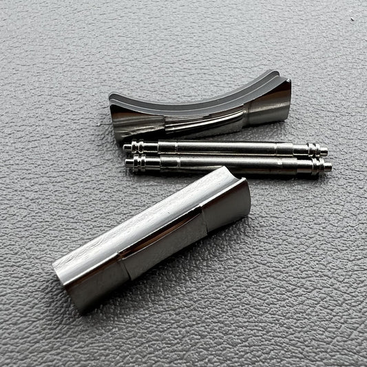 21mm silver curved end link connections for Daytona watch band, enhancing bracelet fit and style.