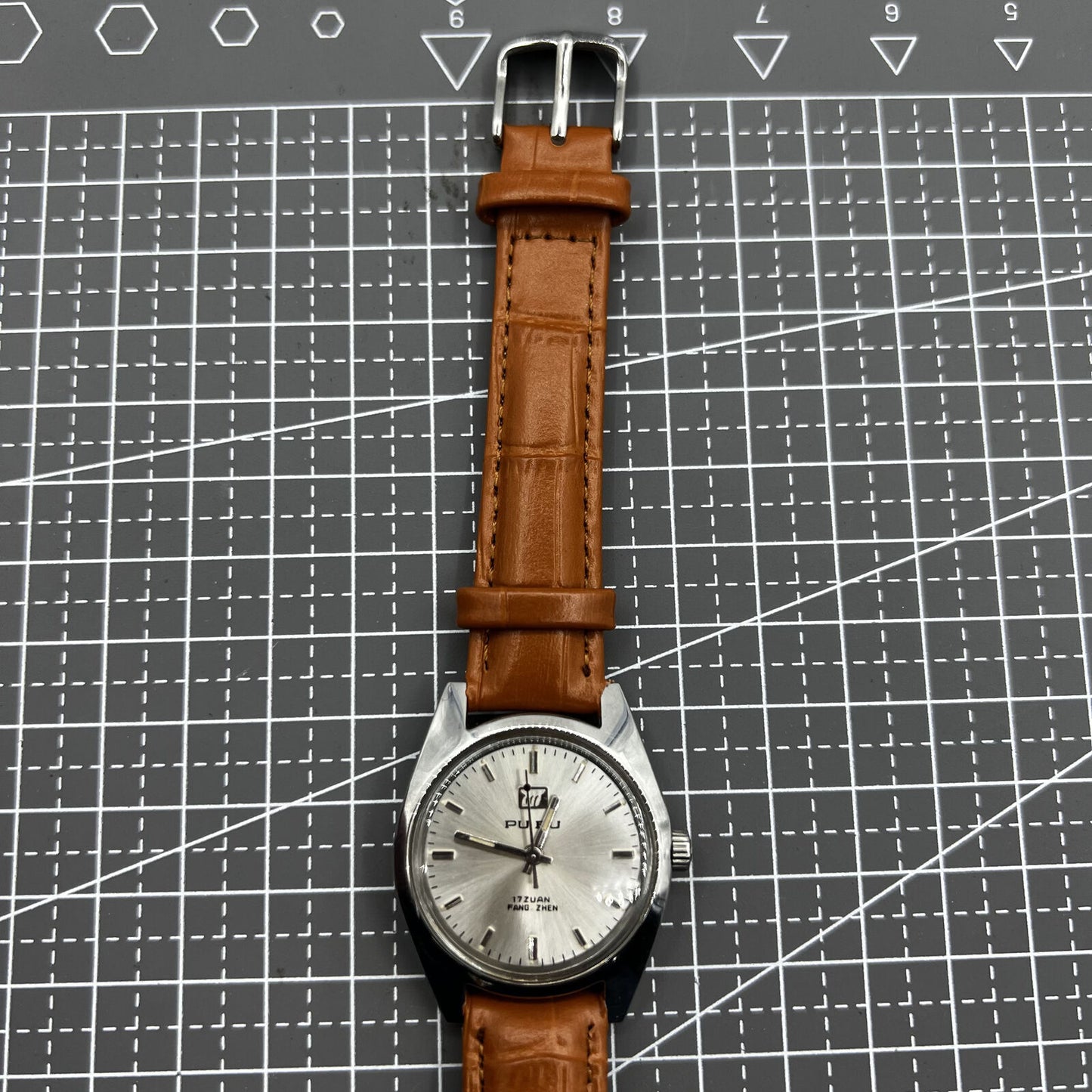 PUBU 32mm manual mechanical watch, grey dial with 17 jewels, elegant nail indices, Chinese craftsmanship.