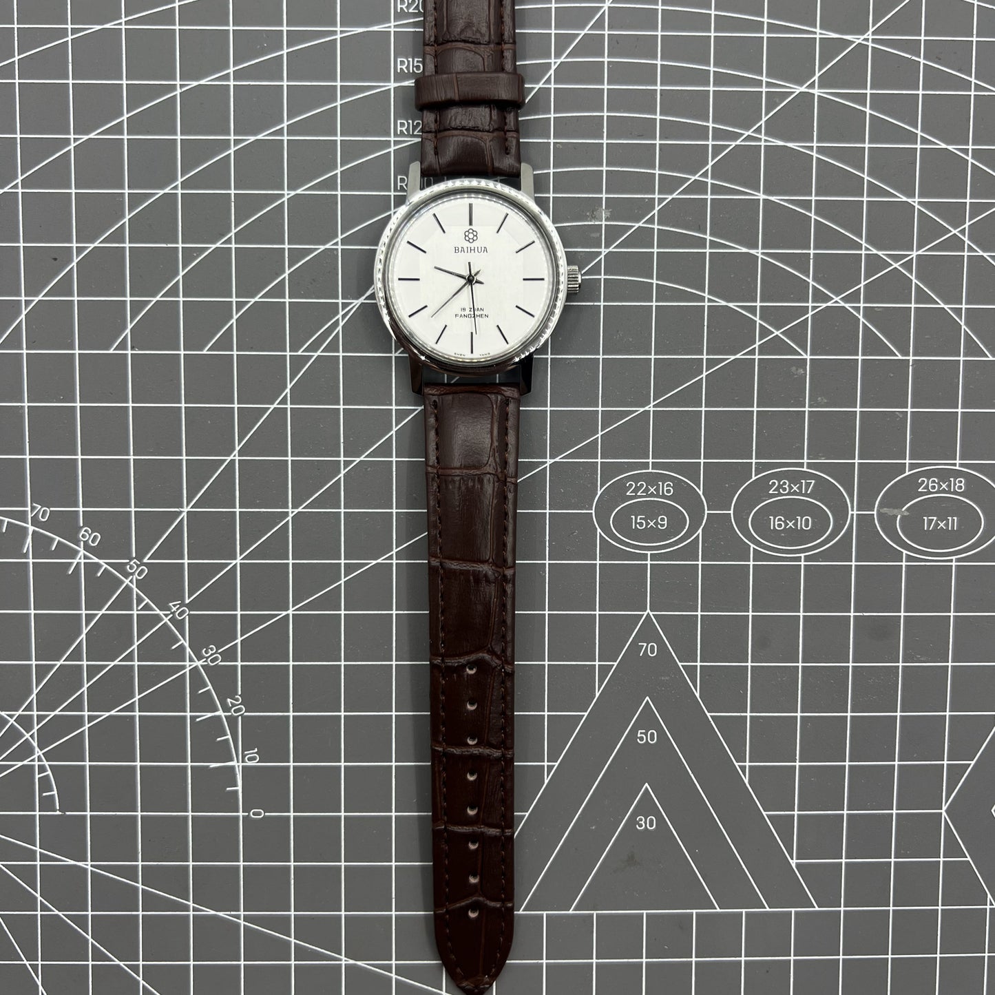 China Baihua 37mm manual mechanical watch with silver dial, 19 jewels, shock-resistant for daily wear.