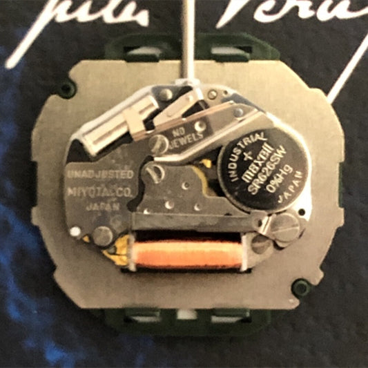 Miyota 2105 quartz watch movement with white dial and red markers for watch accessories.