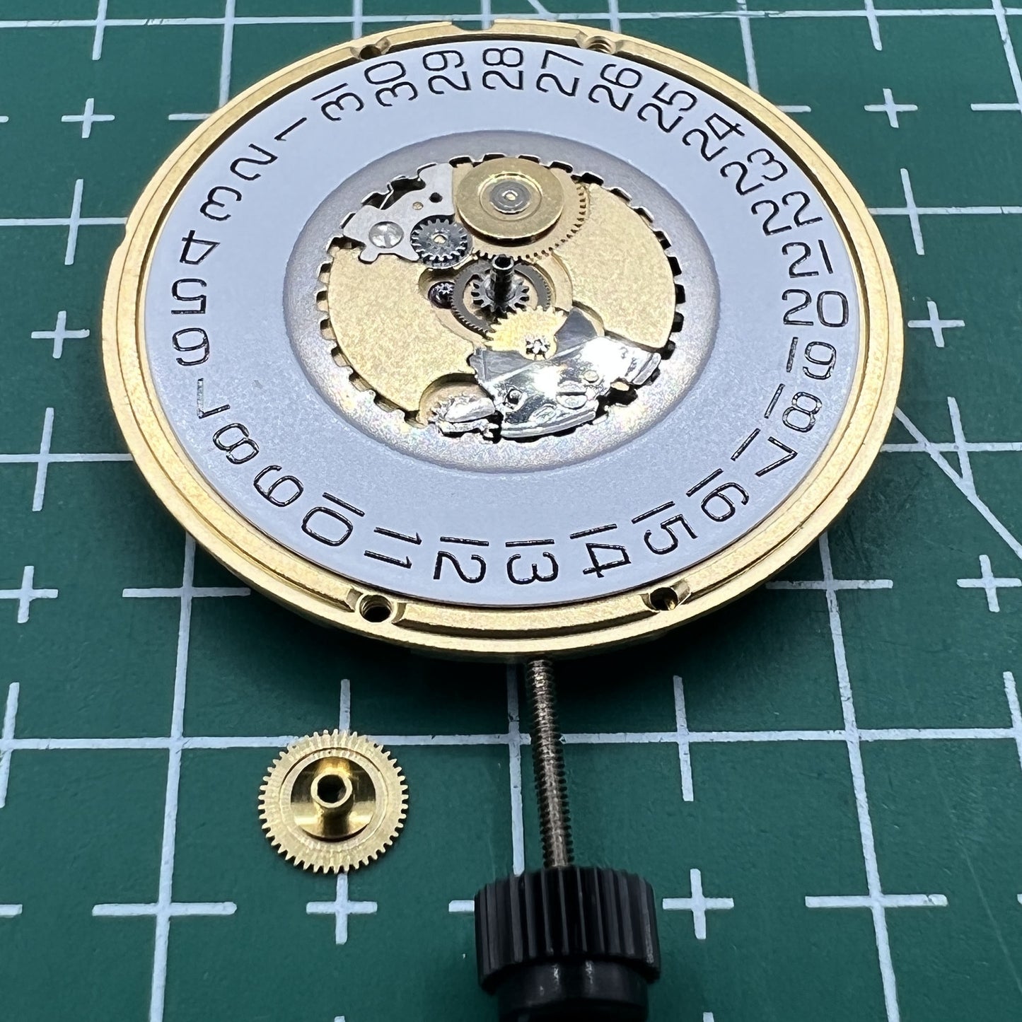 Montre <tc>ETA</tc> 955.112 à quartz, 3 aiguilles, date à 3 heures, mouvement suisse, vente en gros