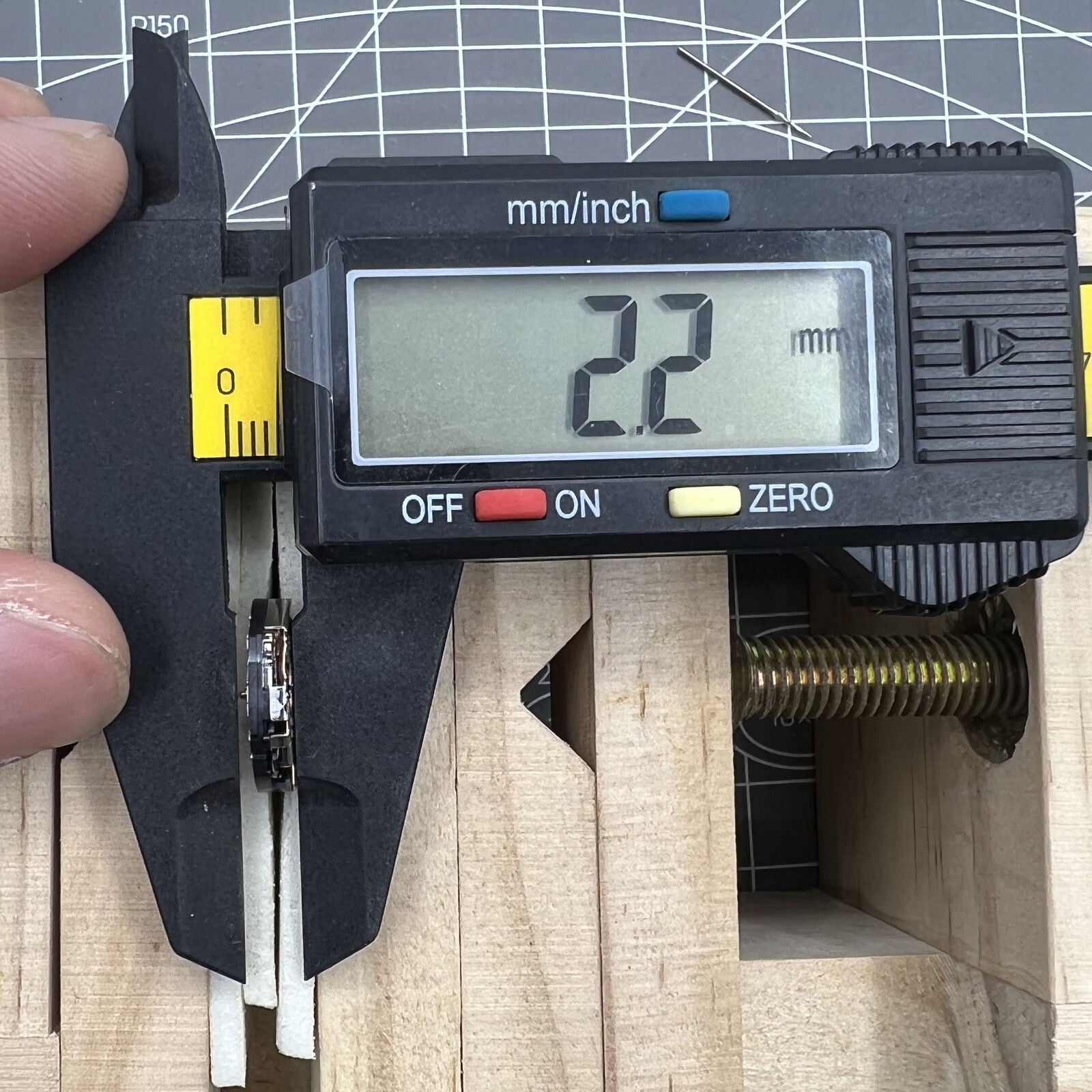 Hattori Epson AL21 quartz watch movement for accurate timekeeping in watch accessories.