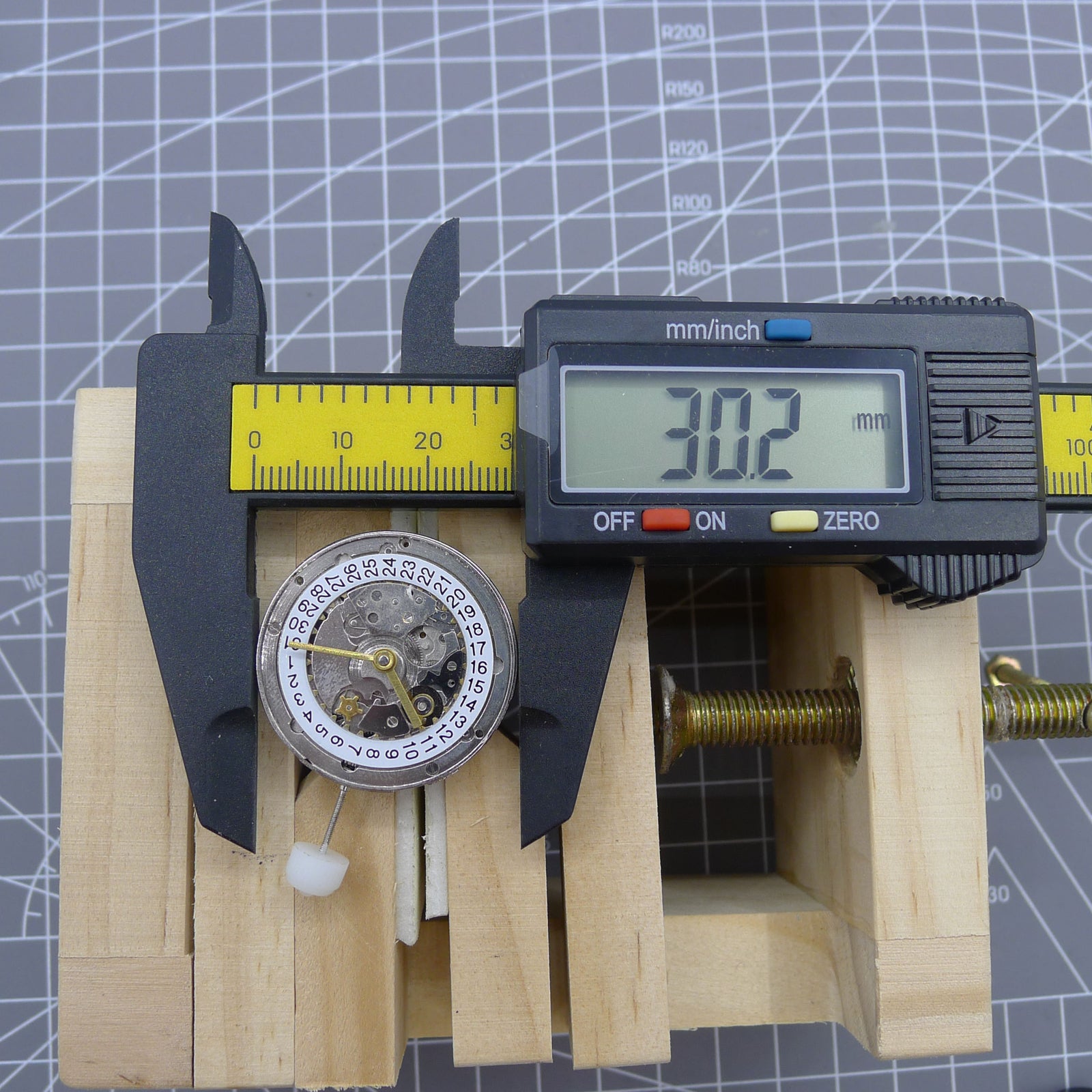Shanghai 7750 automatic mechanical watch movement showing 2 hands and small second at 9 o?clock, ideal for watch customization.