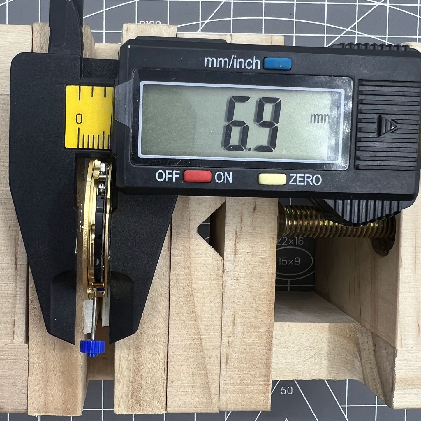 Swiss Made Ronda 5050C quartz watch movement for accurate, durable timekeeping in watch accessories.