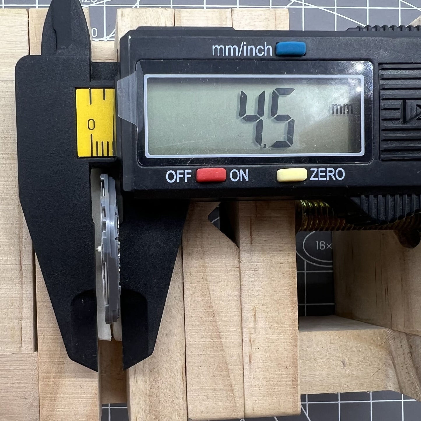 Hattori Epson TMI VJ55 quartz watch movement with date at 6, precision Japan-made component for reliable timekeeping.