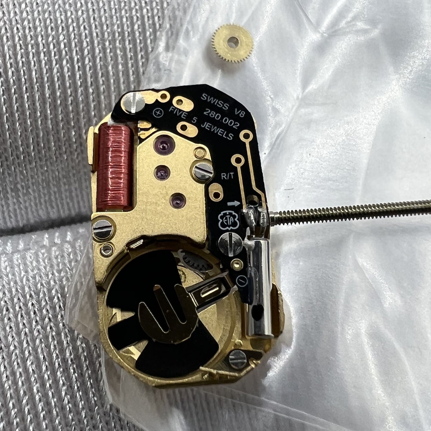 ETA 280.002 quartz watch mechanism with 2 hands, precision Swiss movement by ETA for reliable timekeeping.