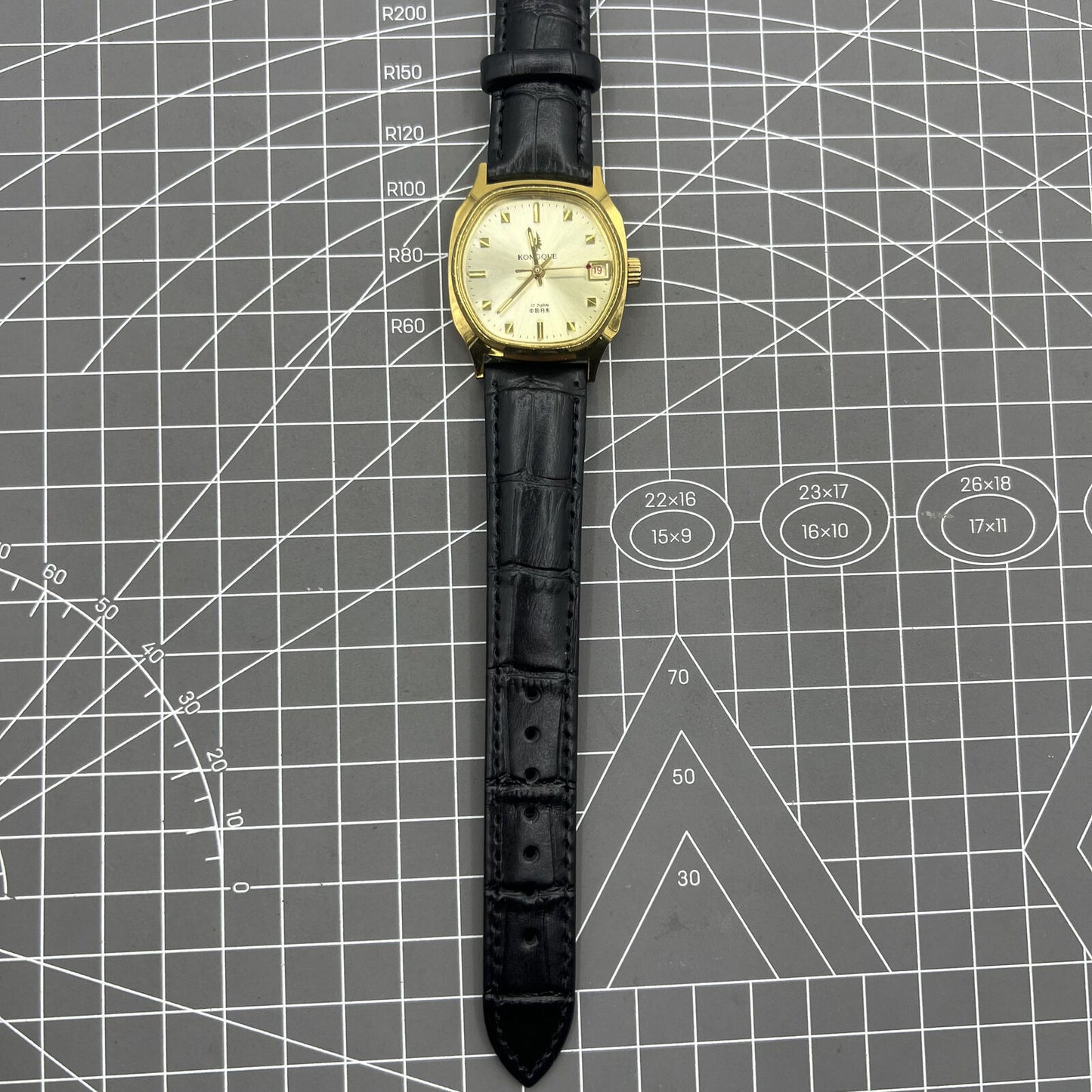 Black Dandong mechanical watch with golden dial, 17 jewels, single calendar, perfect for elegant timekeeping.