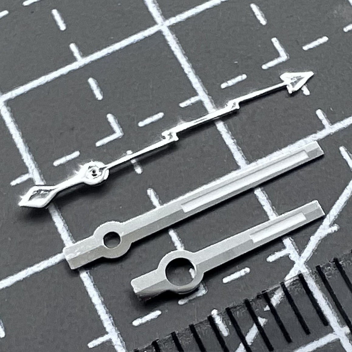2 Sets/Packung Uhrzeiger mit schwarzem Rand und silbernem Blitz für NH35 NH36 Uhrwerk