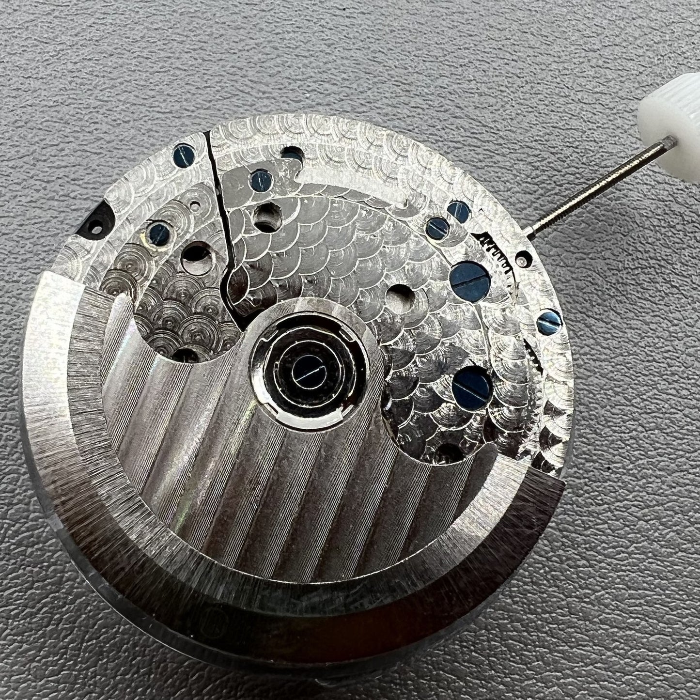 Schwarze automatische Multifunktionsuhr mit mechanischem Werk von Doppeltes, stilvoll und pr�zise.