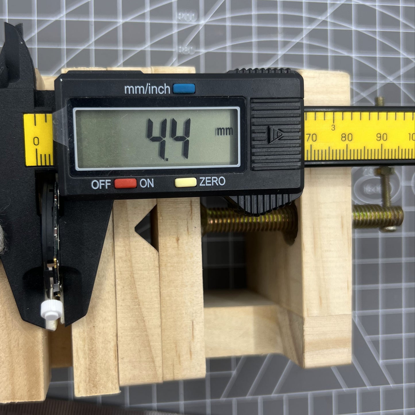 ISA K63 Quarz Uhrwerk mit 3 Zeigern Doppelbatterien Swiss Made