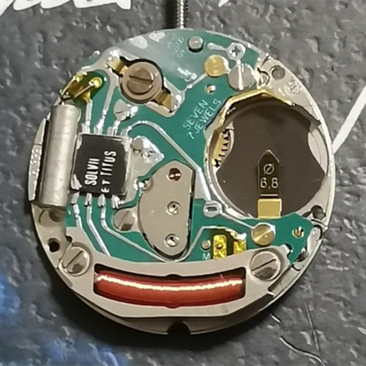 Swiss Made ETA556.115 quartz watch movement with 3 hands and date at 3 o'clock for precision timekeeping.