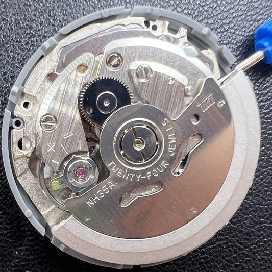 Seiko NH35 watch movement with vintage orange date wheel, 24 jewels for precise automatic timekeeping.