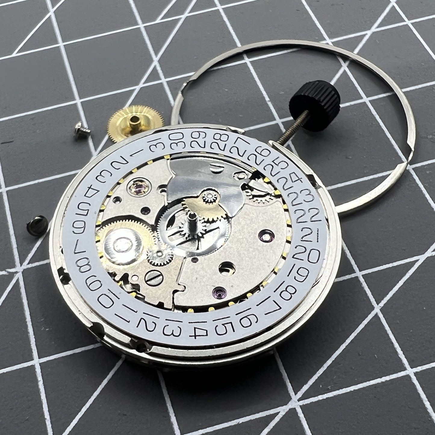 Mouvement mécanique automatique SW200-1 argenté d'origine, remplacement <tc>ETA</tc> 2824-2