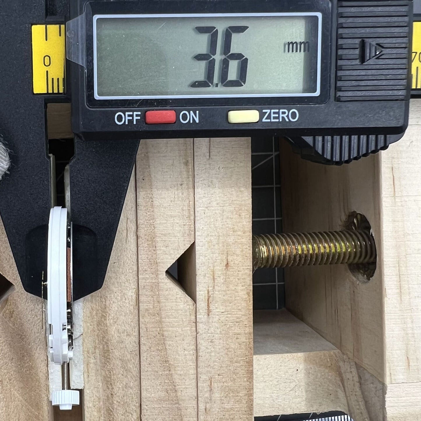 ISA Quarz Uhrwerk Modell 1198 mit Tag Datum Weißes Zifferblatt Datum bei 6 Uhr