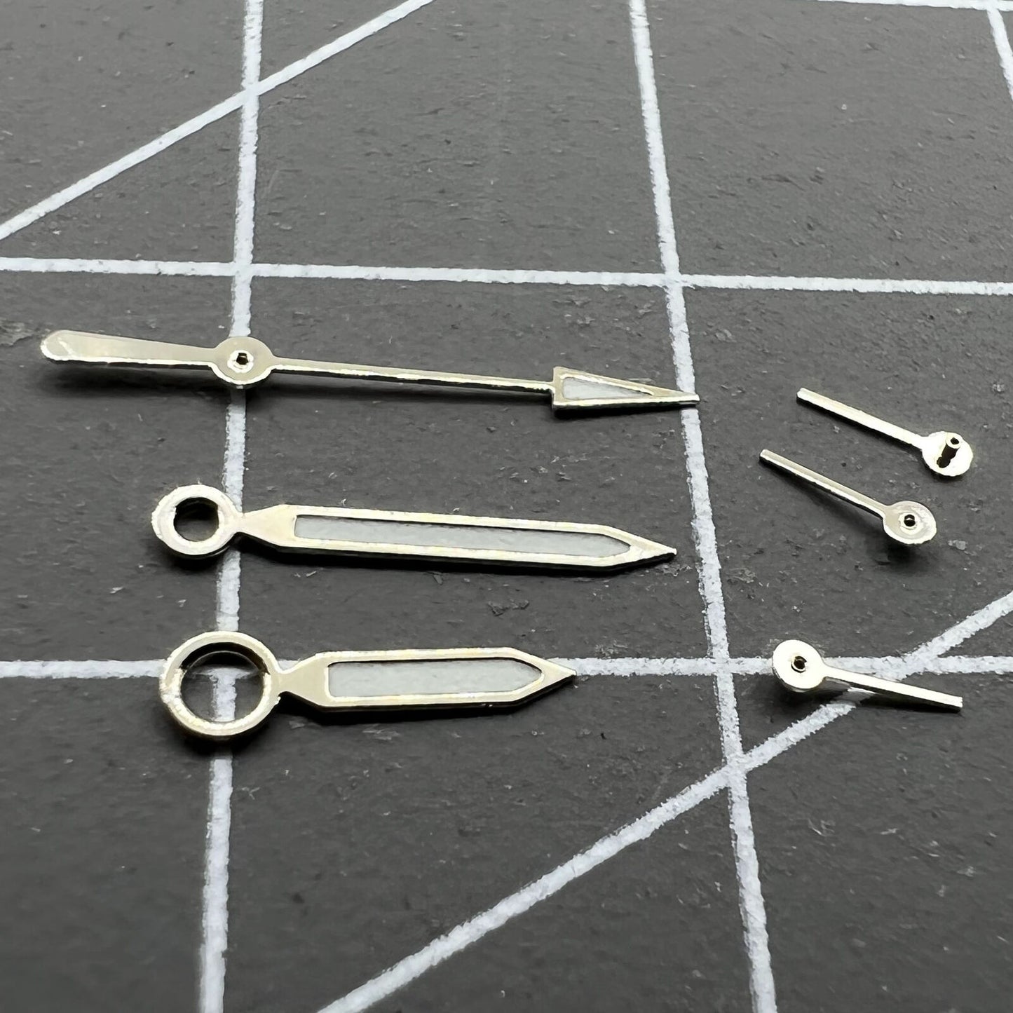 Aiguilles de montre à lumens verts avec garniture argentée pour mouvement à quartz argenté ISA 8162 et ISA 8172