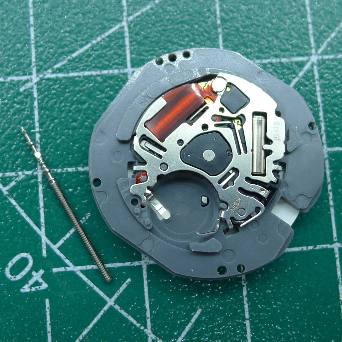 Hattori Epson TMI VJ34B quartz watch movement showing date at 6 o'clock, crafted in Japan for accuracy.