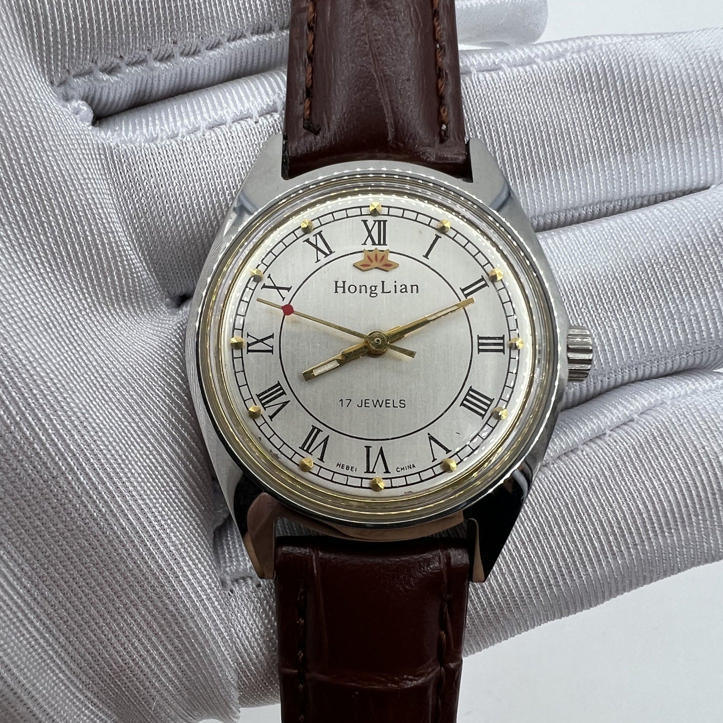 HONGLIAN 32mm manual mechanical watch with 17 jewels, Roman numerals, elegant classic design from China.