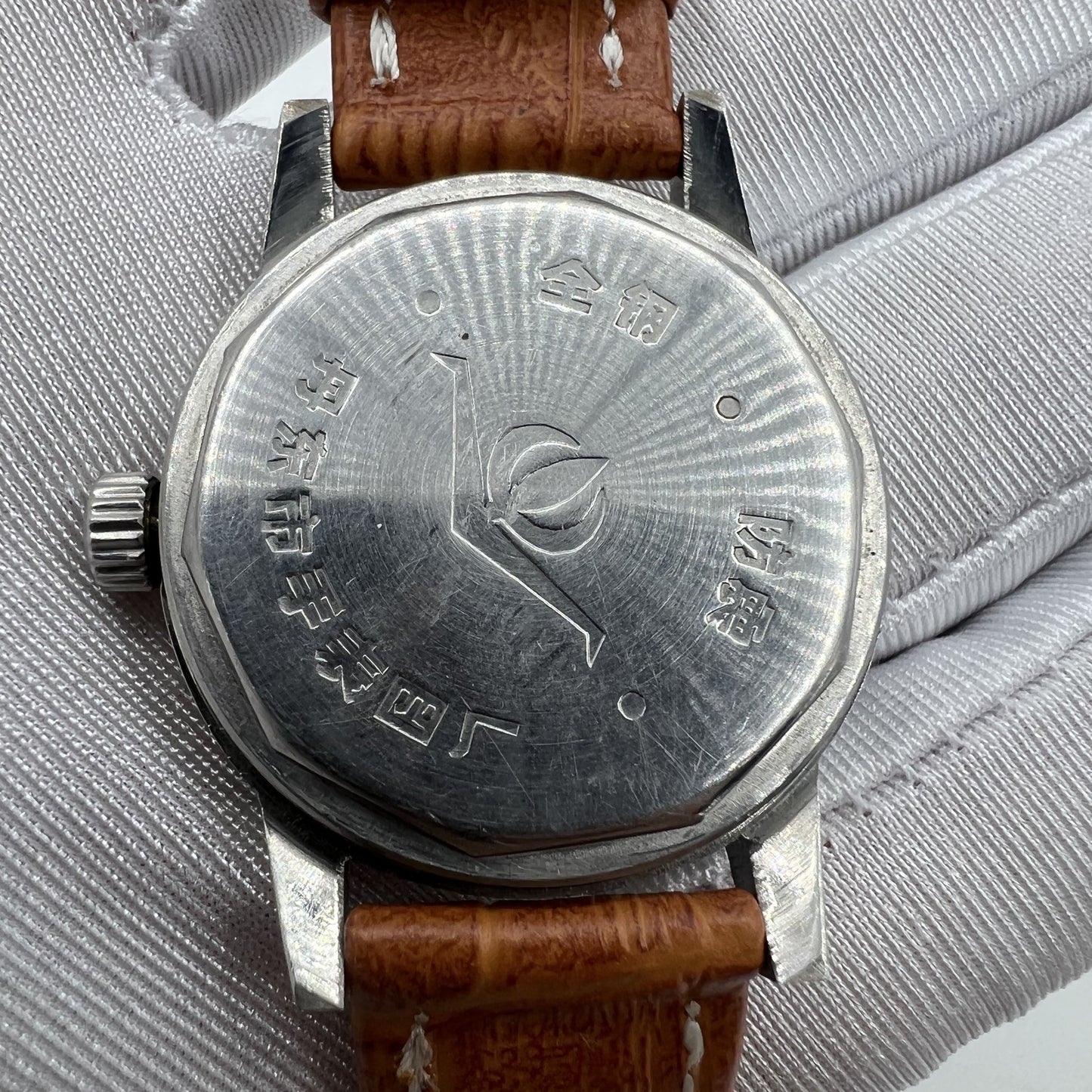 Classic 32mm Chunlan manual mechanical watch with silver dial, light brown leather strap, and 17 jewels for precise timekeeping.