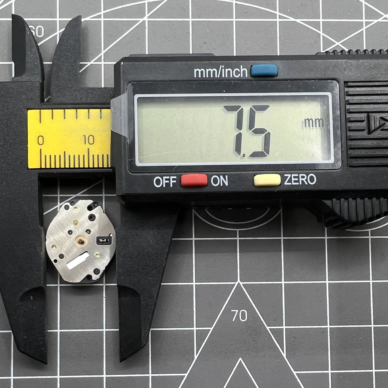 Hattori Epson AL21 Quartz watch movement showcasing precise timekeeping for reliable watch repairs.