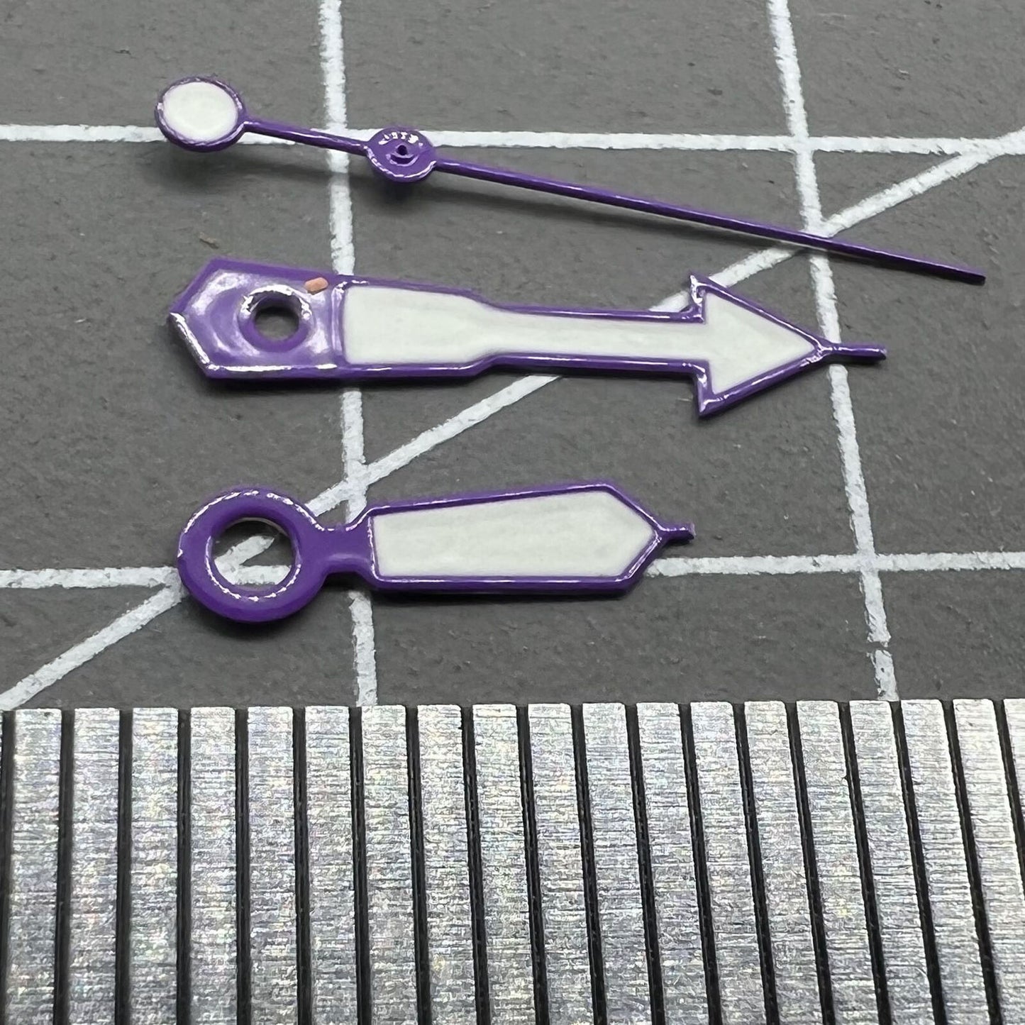 Aiguilles de montre luminescentes vertes peintes en blanc avec garniture violette de 12,5 mm pour NH35 NH36 7S26