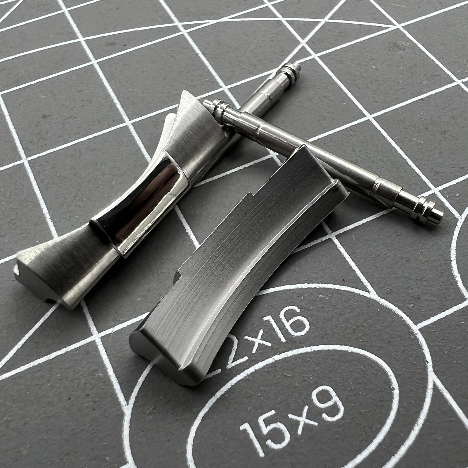 Silver curved end link connections for Daytona watch band, 20/21mm width, enhancing bracelet fit and style.