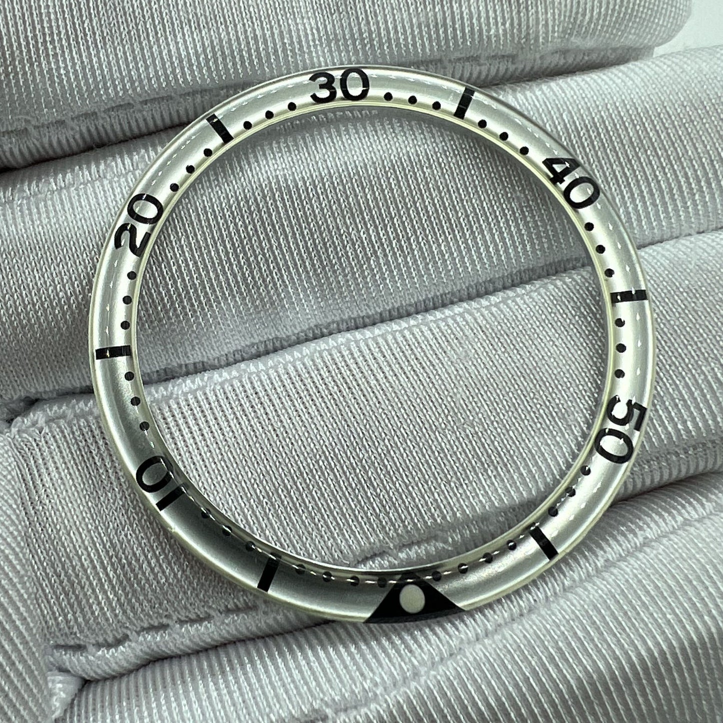 39 mm weiße Hintergrund-Punktskala, schwarze Schrift, Leuchtharz, Aluminiumlegierung, Uhrenlünette