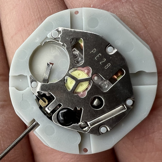 Sunon PE28 quartz watch movement with 3 hands and date at 6, replacement part