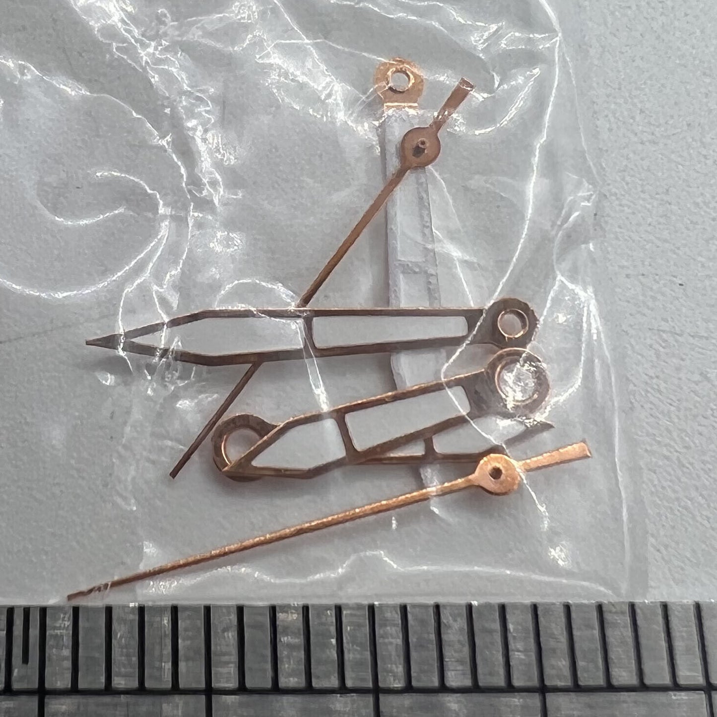 Aiguilles de montre luminescentes avec bordure dorée rose pour mouvement à quartz Miyota 2035 P1-H4-C107
