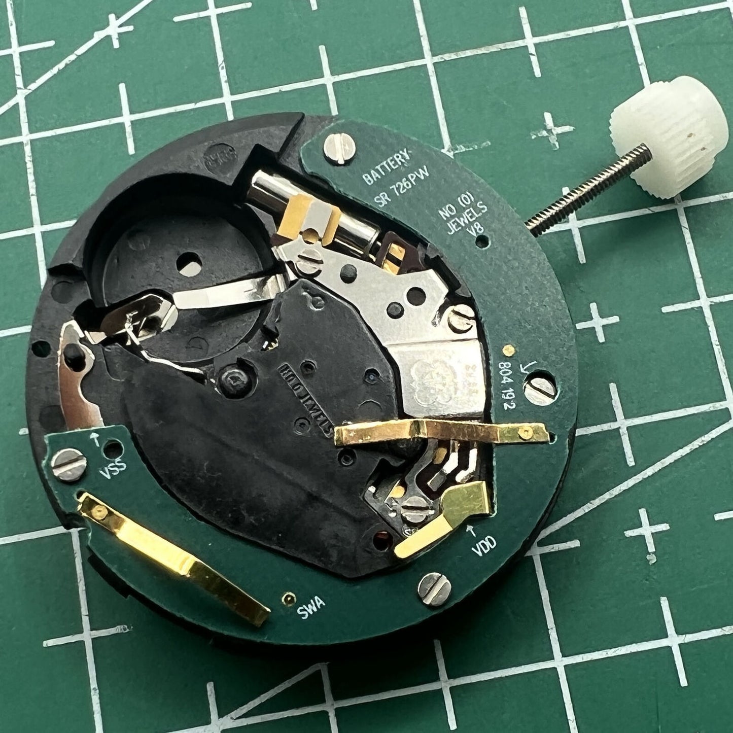 Swiss ETA804.192 quartz watch movement with single calendar at 3 o'clock, ideal for precise timing.