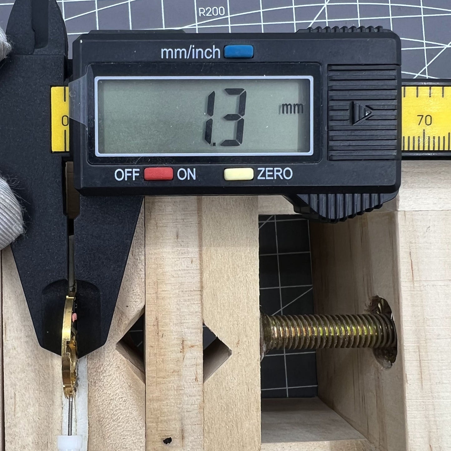 ETA 210.011 Quarzwerk, Swiss Made, 2 Zeiger, Einzelkalender, Originalwerk