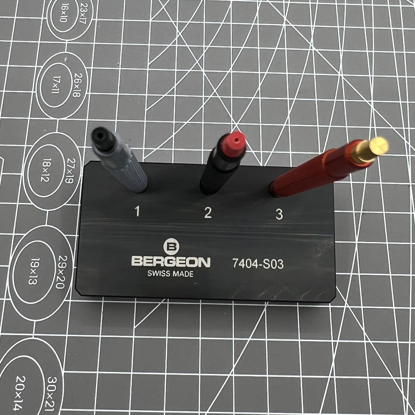 Outils de montage d'aiguilles de montre Bergeon 7404-S03 (lot de 3) avec base, fabrication suisse
