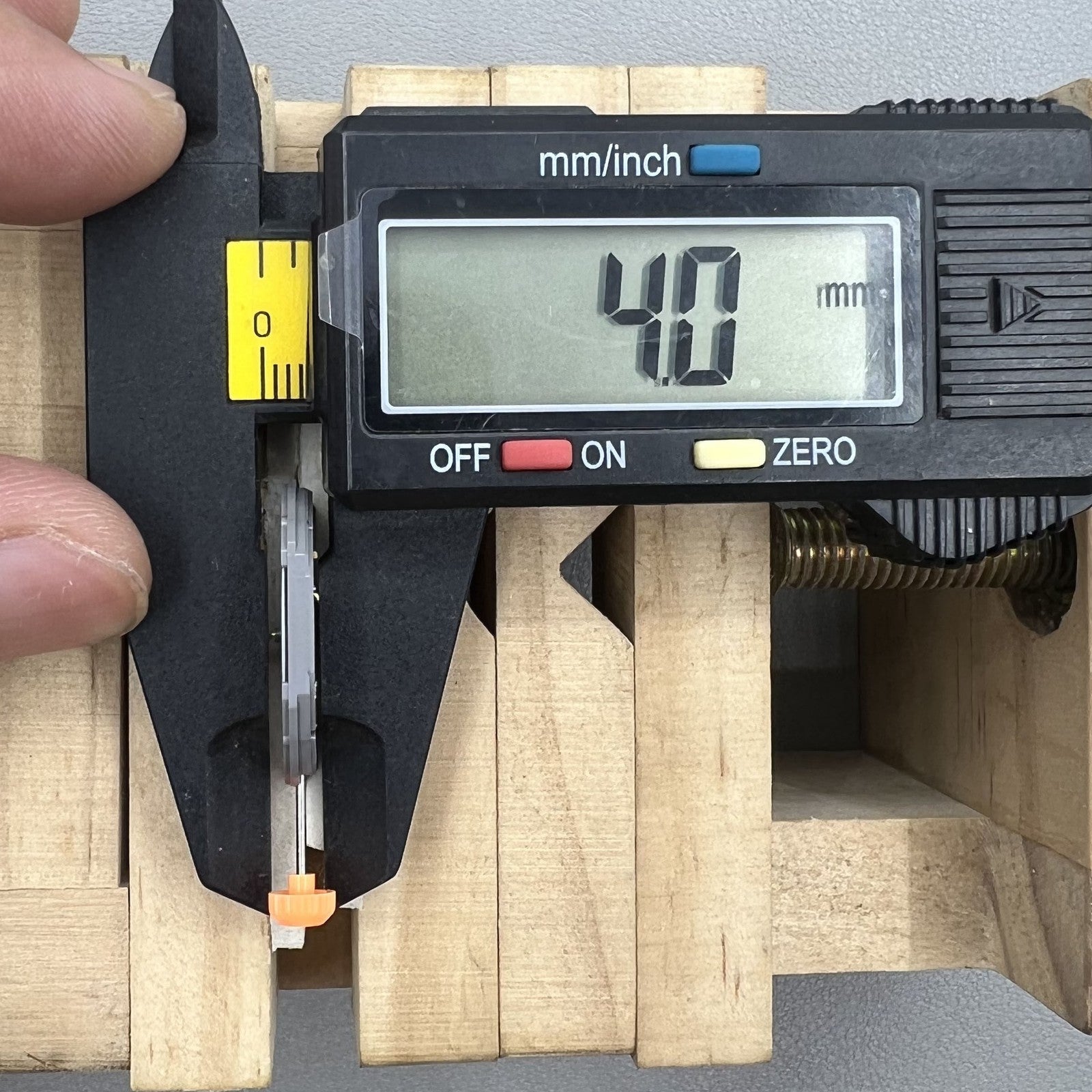 Japan Miyota 1S13 quartz watch movement showing date at 3 o?clock, reliable and precise for watch accessories