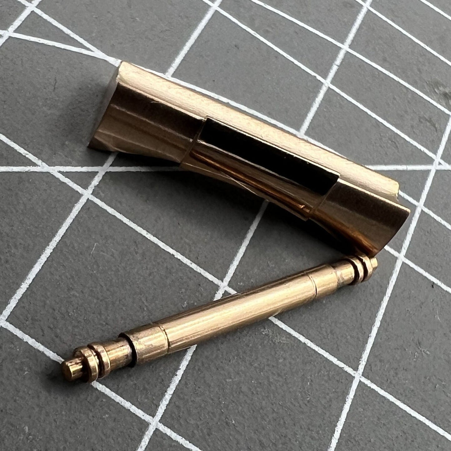 Curved end link connection for Daytona watch band, 20/21mm, ensuring snug bracelet fit.