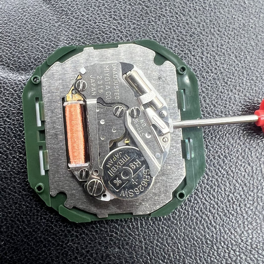 Miyota 2315 quartz watch movement with date at 6 o?clock, known for reliable precision and durability.