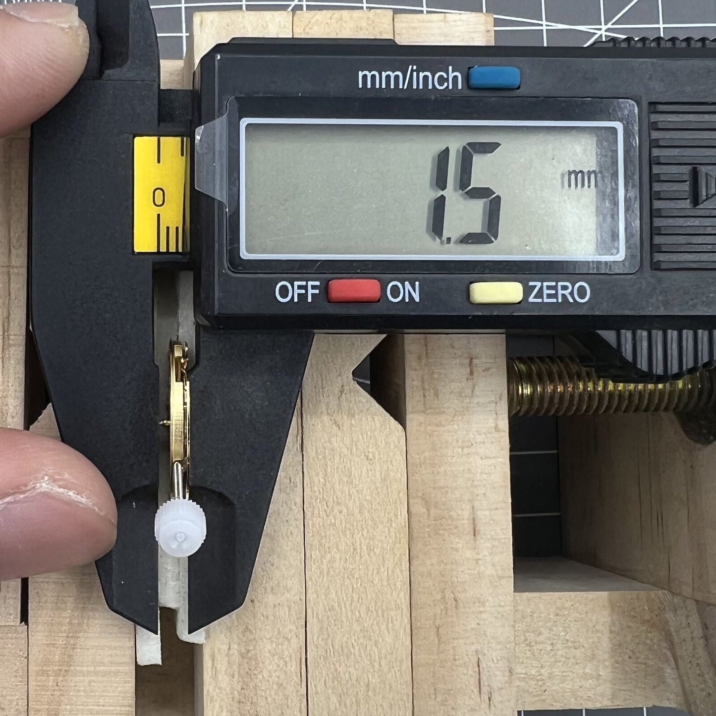ETA E61.111 Watch Quartz 3 Hands Date At 6 Movement