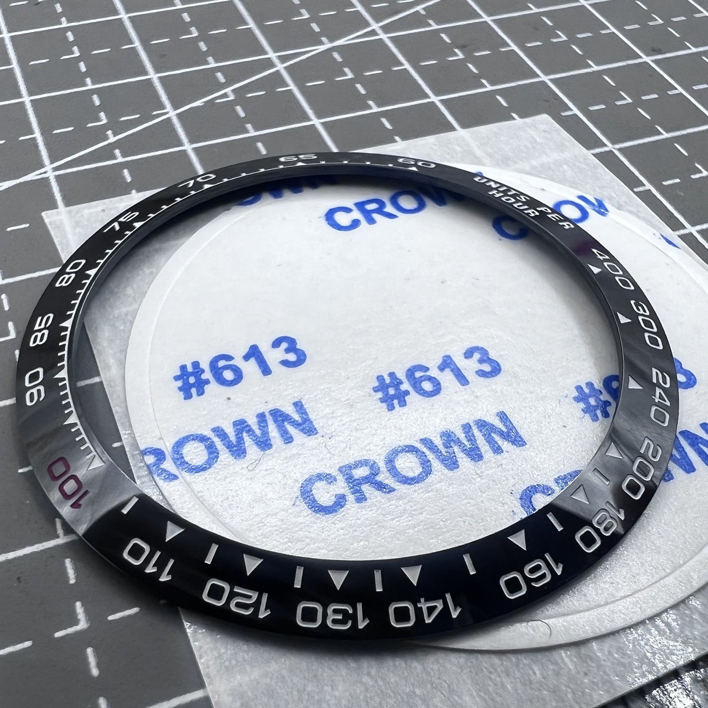 37,65 mm Keramik-Uhrenlünette, schwarzer Hintergrund, weiß + rot, Schriftart „100“ für Daytona