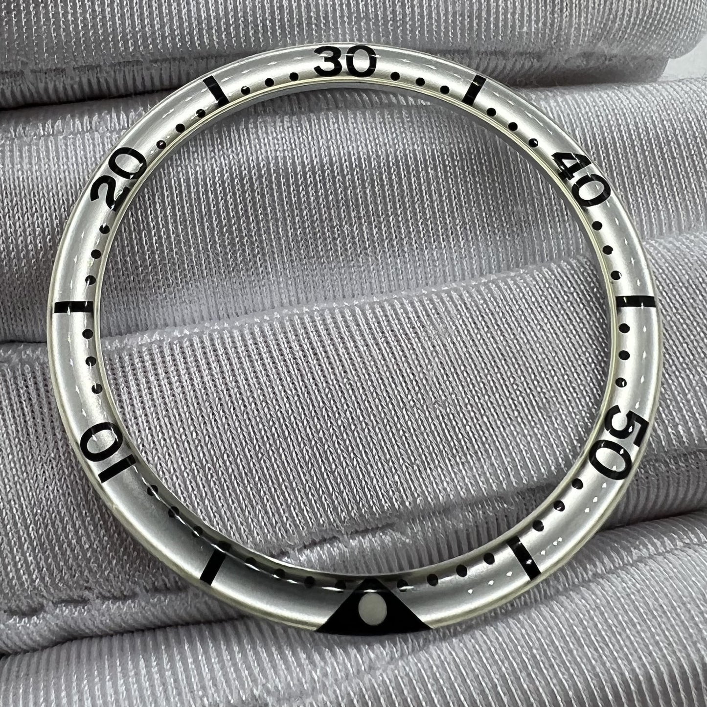 39 mm weiße Hintergrund-Punktskala, schwarze Schrift, Leuchtharz, Aluminiumlegierung, Uhrenlünette