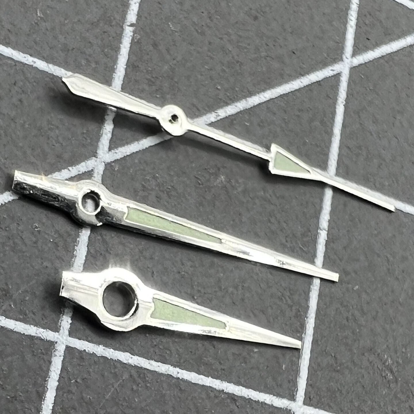 Silver-trimmed luminous watch hands for Miyota 2035 quartz movement, enhancing readability and style.