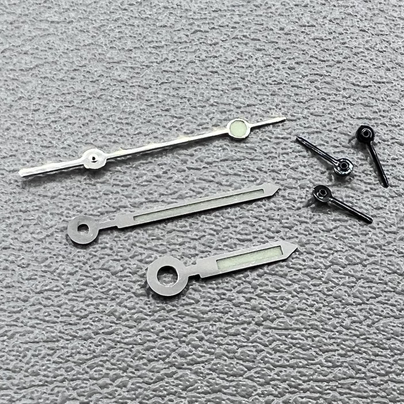 2 Sätze/Packung Uhrzeiger mit silbernem Rand und grüner Leuchtmasse für Miyota OS10 0S10 Uhrwerk