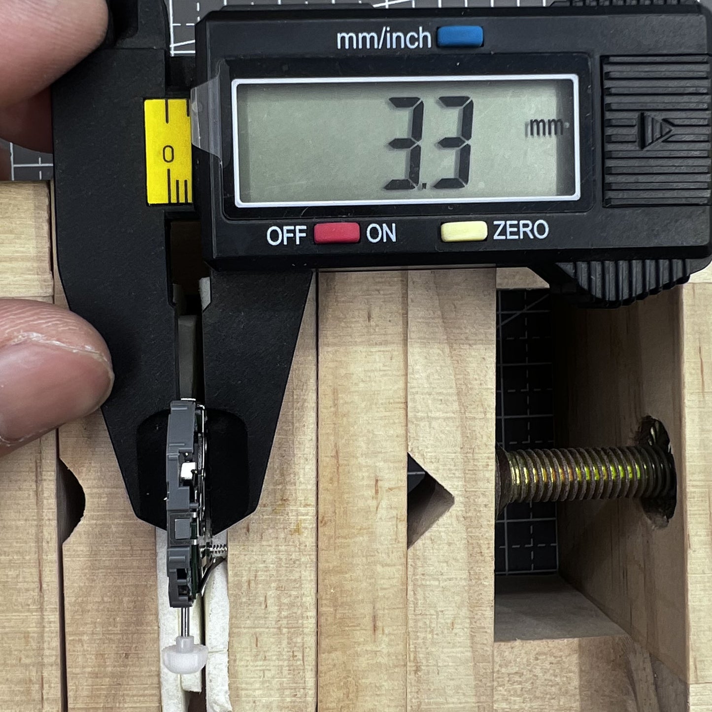 Japan Miyota T480 quartz movement watch mechanism with 3 hands and display screen for precise watch accessories.