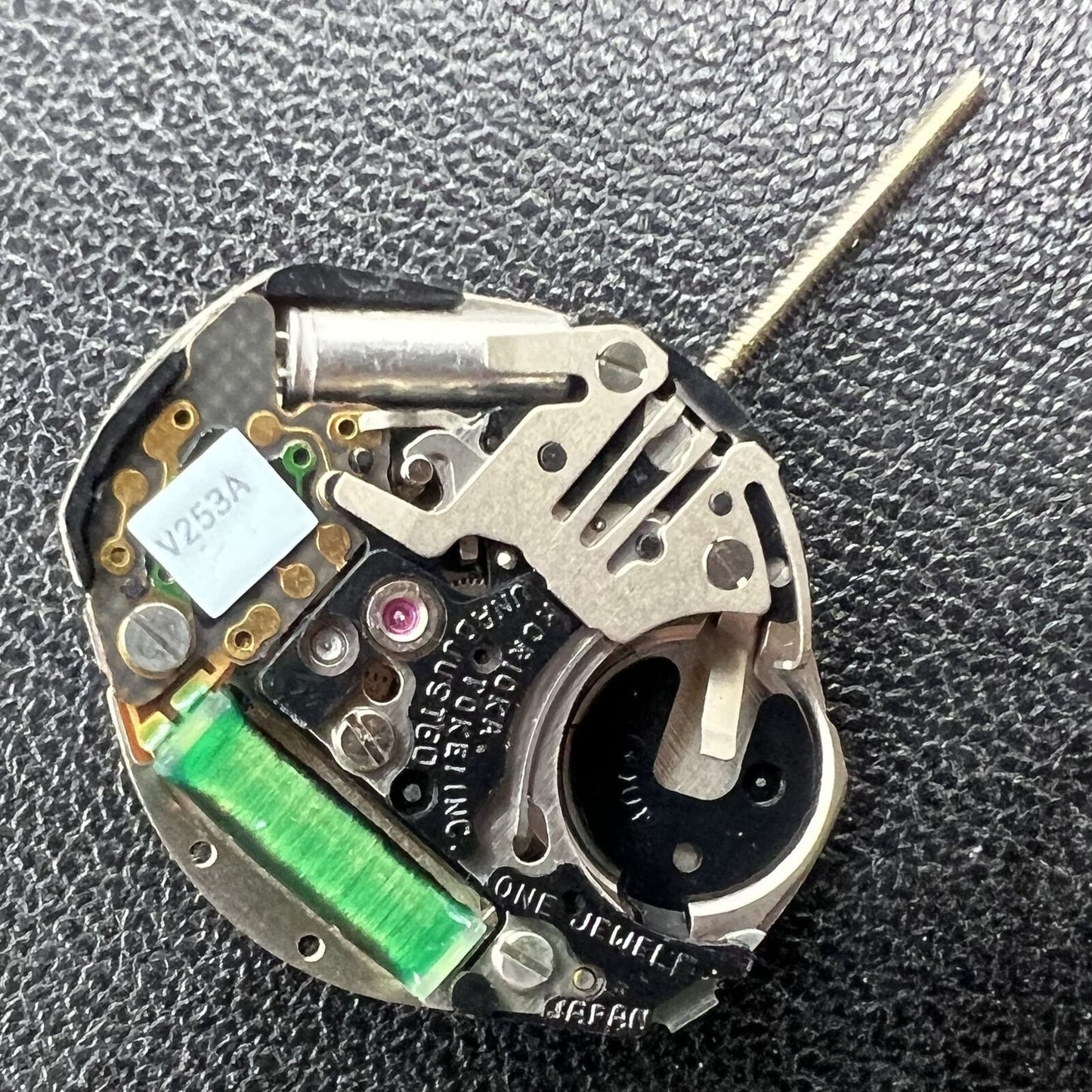 Mouvement à quartz Seiko V253A à 2 aiguilles avec trotteuse secondaire, ancien stock