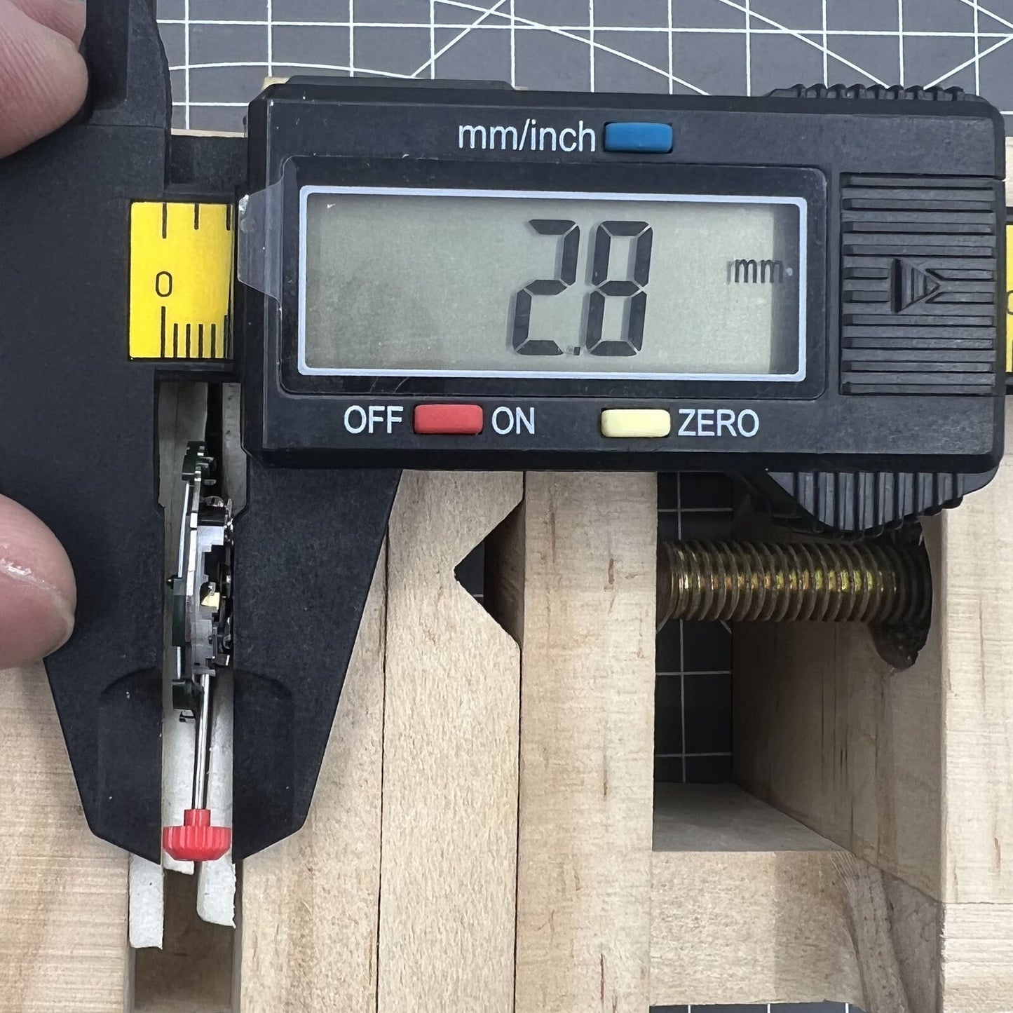 Miyota 2105 Quarzwerk, 3 Zeiger, Einzelkalender, weißes Zifferblatt mit roten Punkten