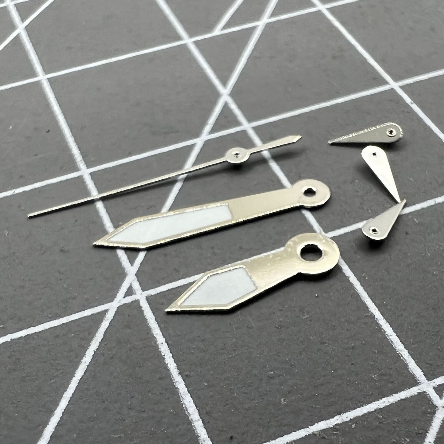 Aiguilles de montre luminescentes vertes 12 x 12 x 8 mm avec garniture argentée pour mouvement Epson VD53, VD54 et VD57