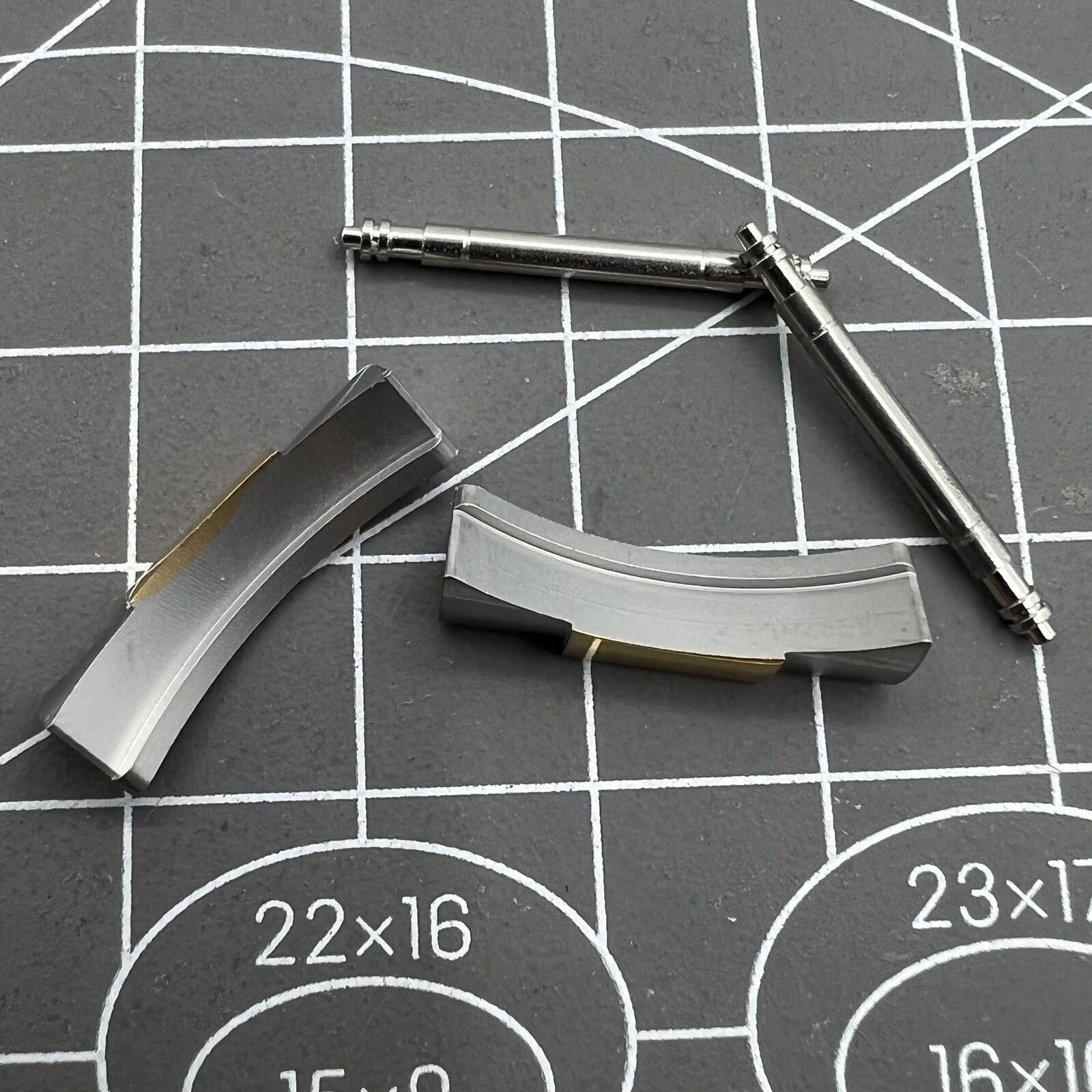 Curved end link connections for Daytona watch band, 20/21mm width, durable stainless steel.