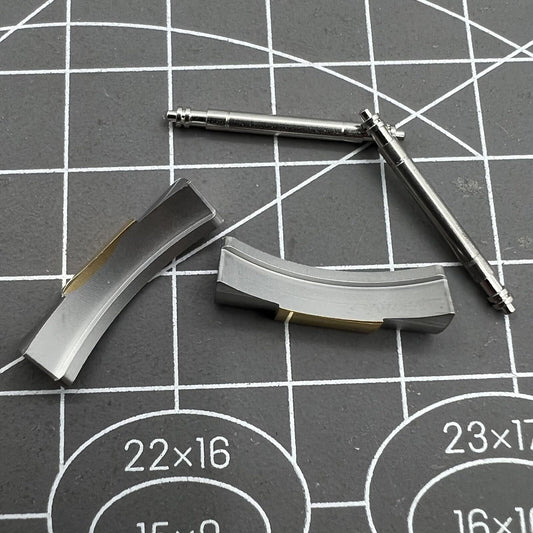 Curved end link connections for Daytona watch band, 20/21mm width, durable stainless steel.