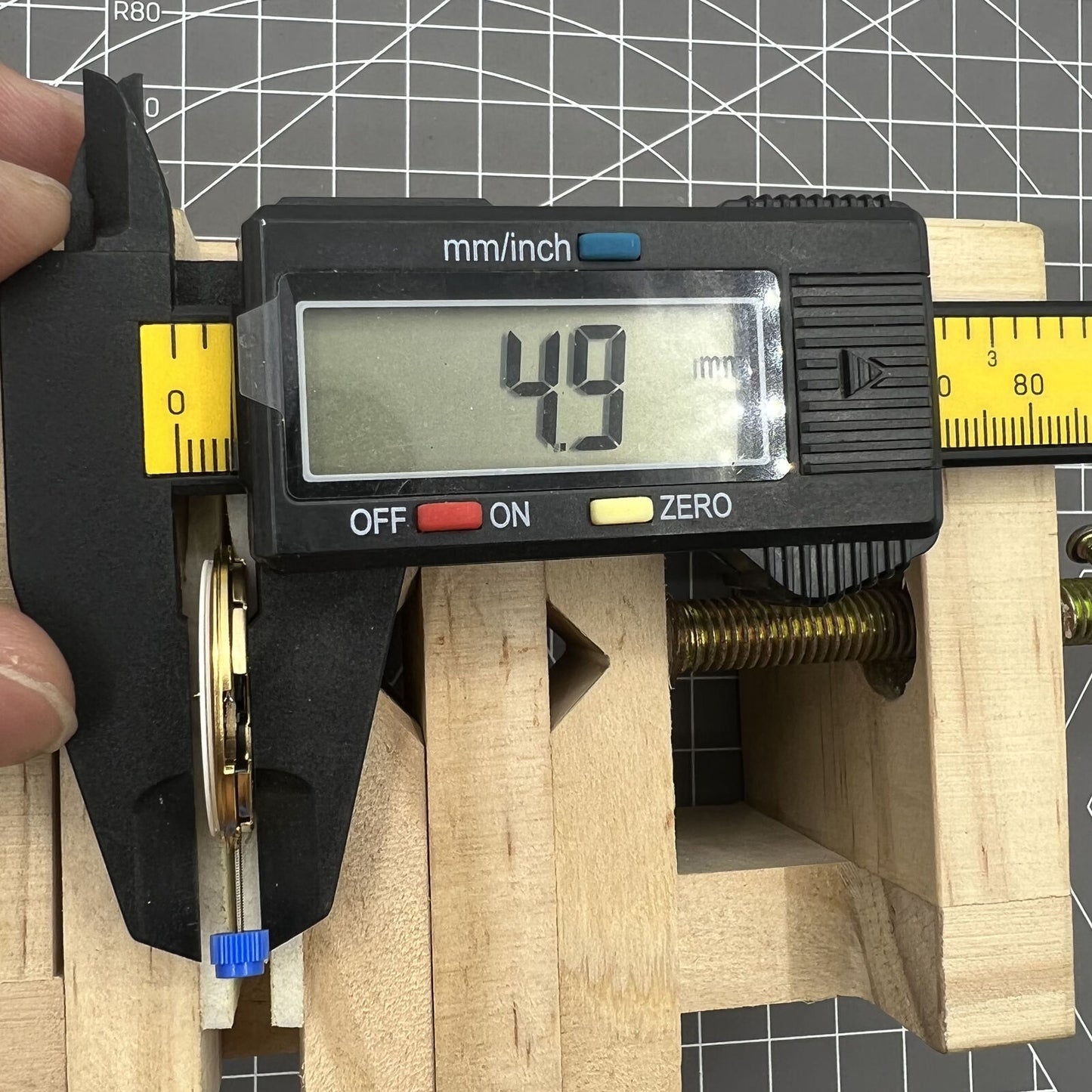 ETA F06.161 V8 quartz date watch accessory with single calendar at 3 o'clock, precise timekeeping by ETA.