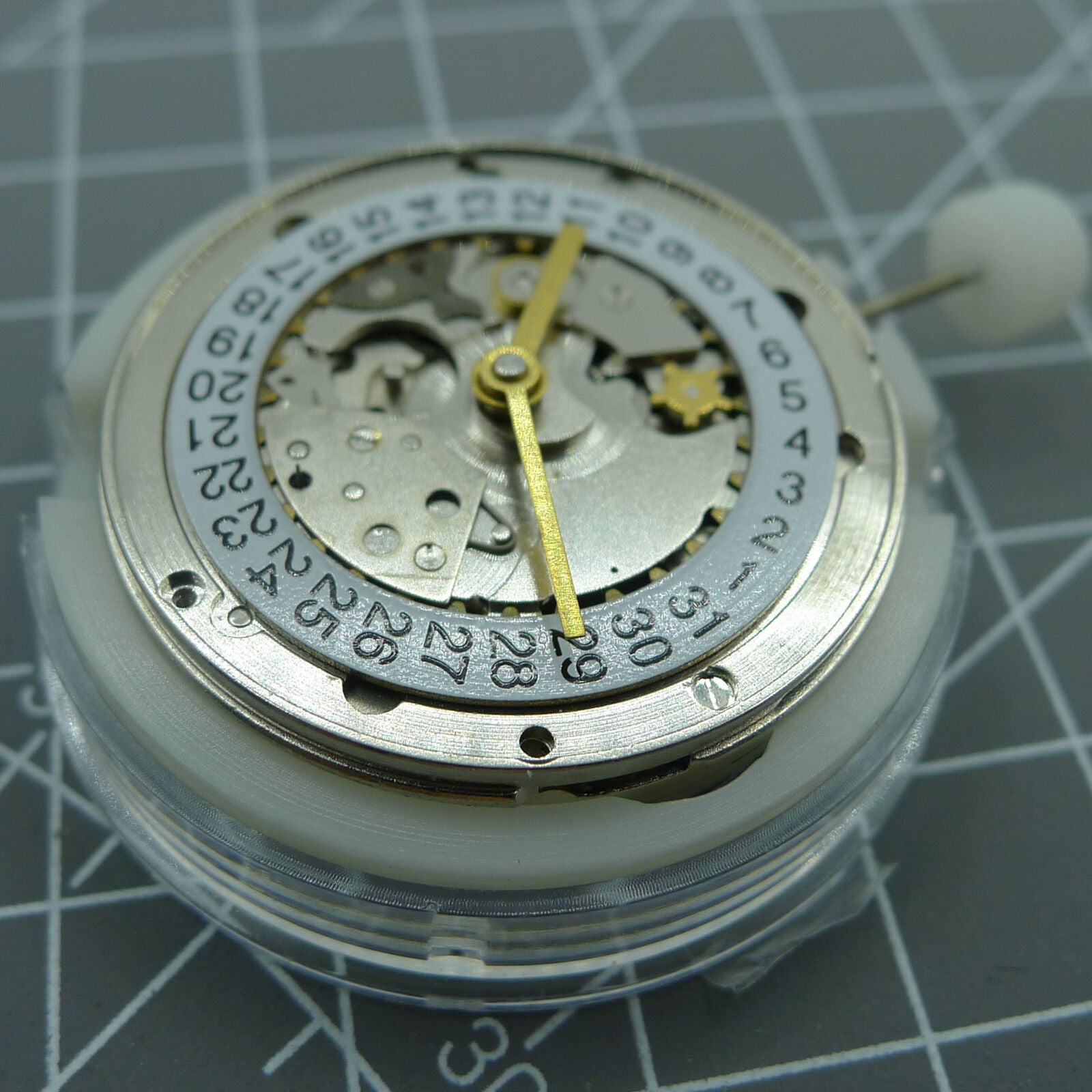 Shanghai 7750 automatic mechanical watch movement featuring 2 hands and small seconds at 9 o?clock, ideal for watch accessories and repairs.