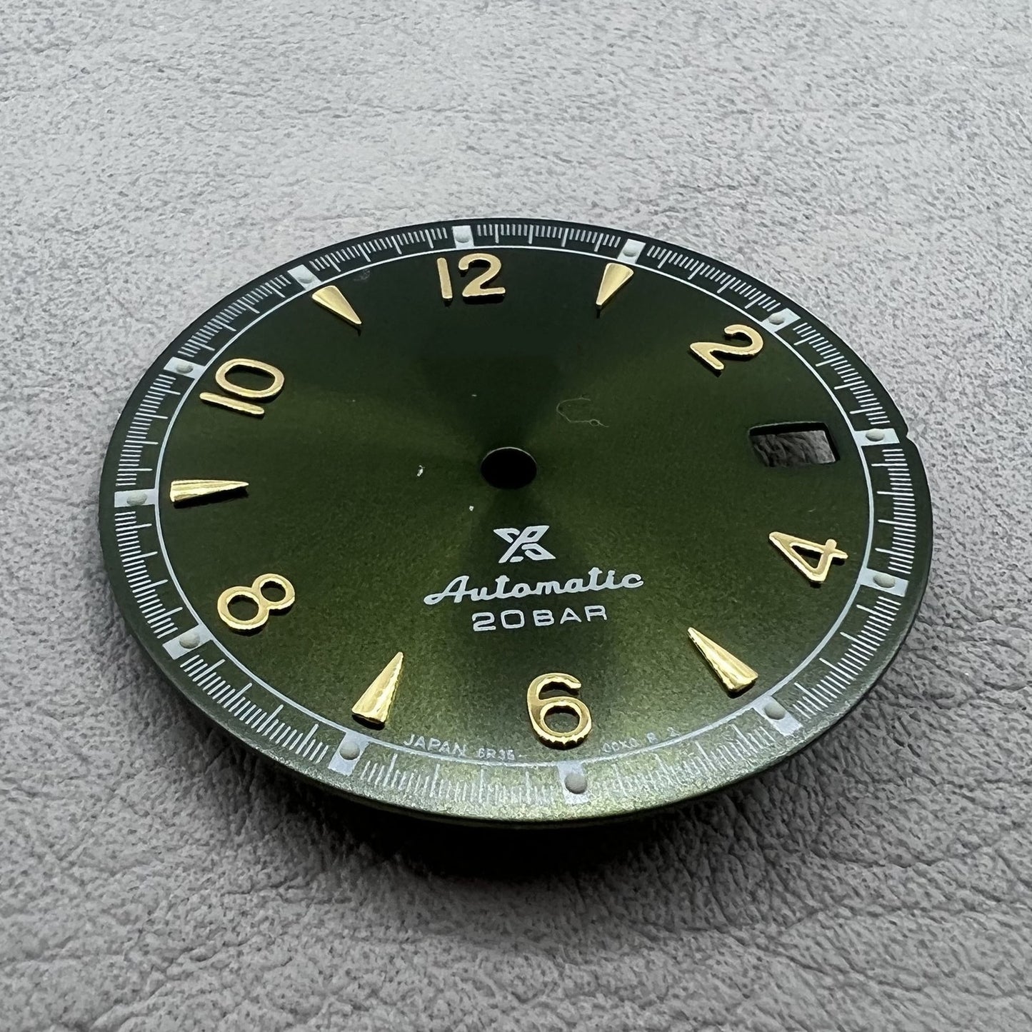 Leuchtendes Vintage Goldenes Oliven Zifferblatt 30mm Green Nail NH35 Uhr alt text: