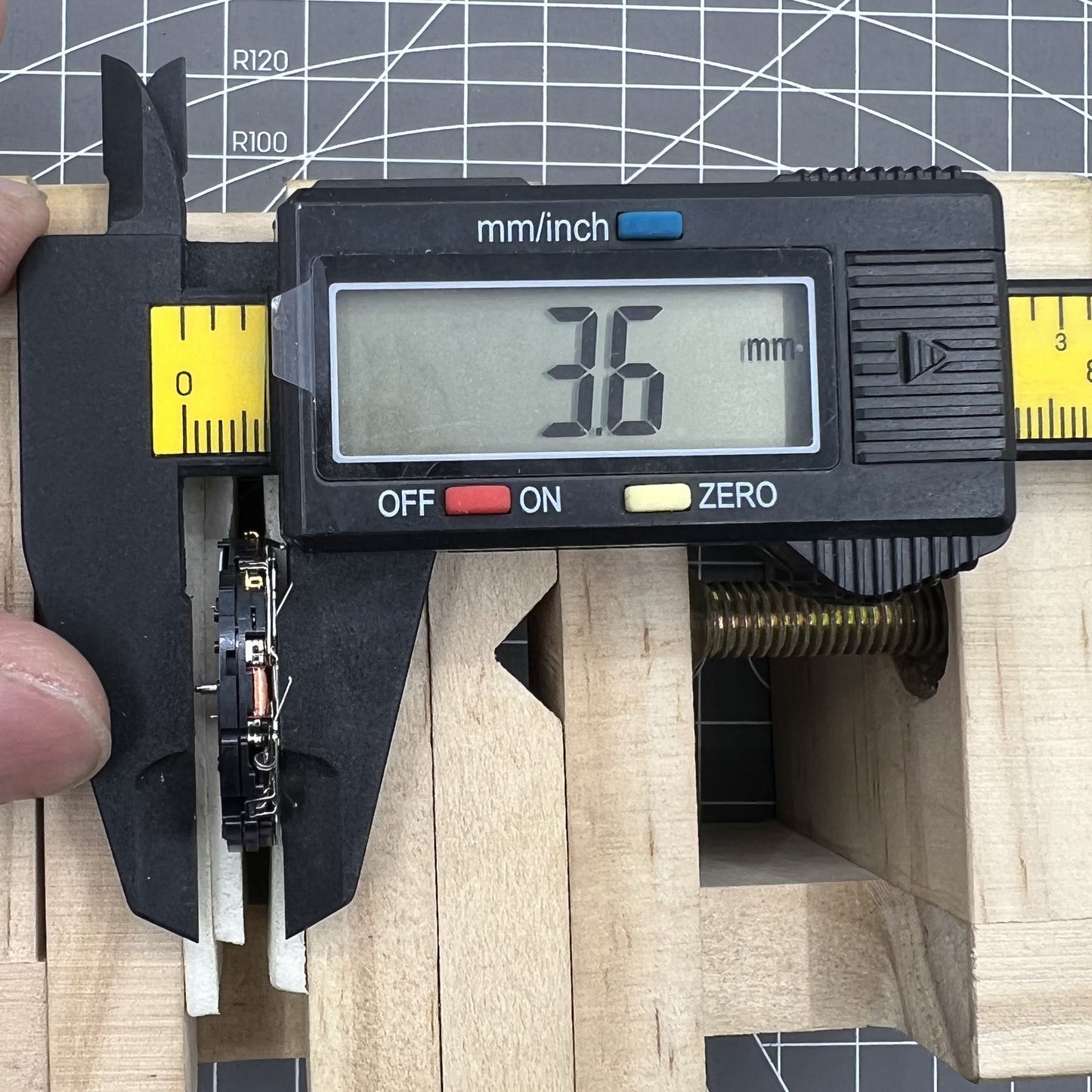 Epson YM04A Date At 12 Quartz Movement Big Date Movement